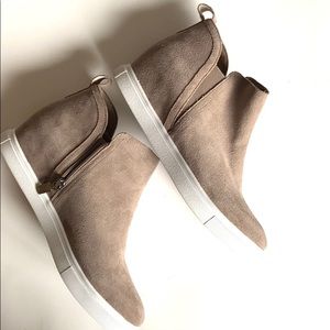 Blondo tan suede rainproof boots women’s size 10